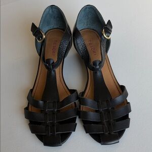 Tesori Black Leather Woven T Strap Sandals 9.5 Fisherman Style
